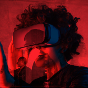 Business Transformation: imagem de uma mulher com óculos virtuais e filtro vermelho