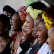 Consciência Negra: imagem com uma fila formada por mulheres negras