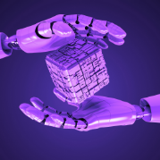 Duas mãos de robô segurando um cubo. Temática roxa para ilustrar os avanços da Inteligência Artificial
