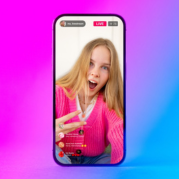 Imagem de um celular com uma moça loira dando dicas de tiktok