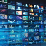 Mosaico azul cheio de telas de TV ligadas em diferentes programas para ilustrar o mercado de assinaturas em 2024
