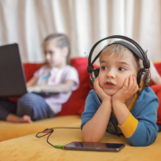 geração alpha: duas crianças assistindo vídeos