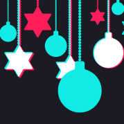 tiktok natal: fundo preto e bolas coloridas de natal em tons do app TikTok